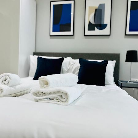 Lovely Studio Apartment With Free Parking Included! Manchester Luaran gambar