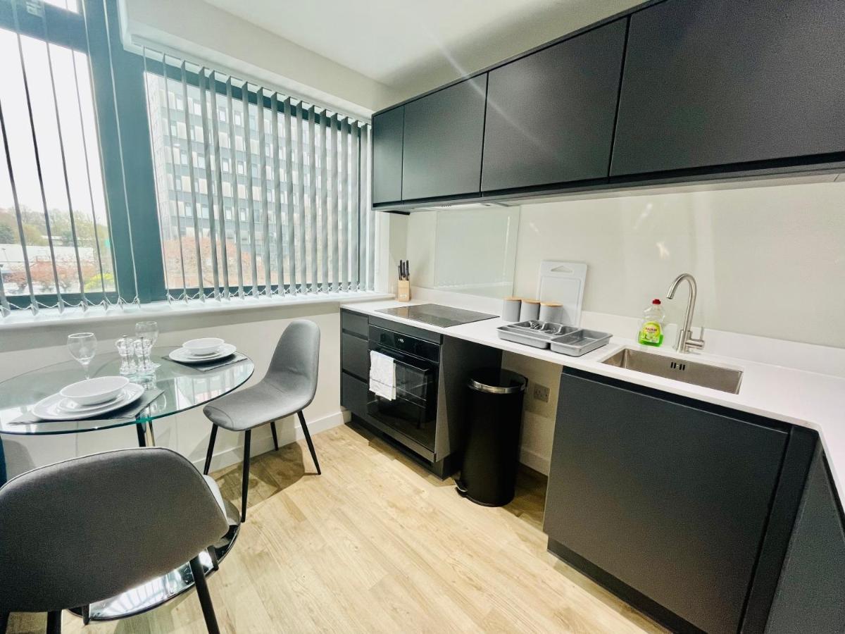 Lovely Studio Apartment With Free Parking Included! Manchester Luaran gambar