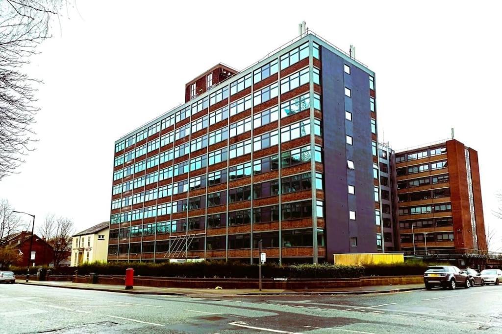 Lovely Studio Apartment With Free Parking Included! Manchester Luaran gambar