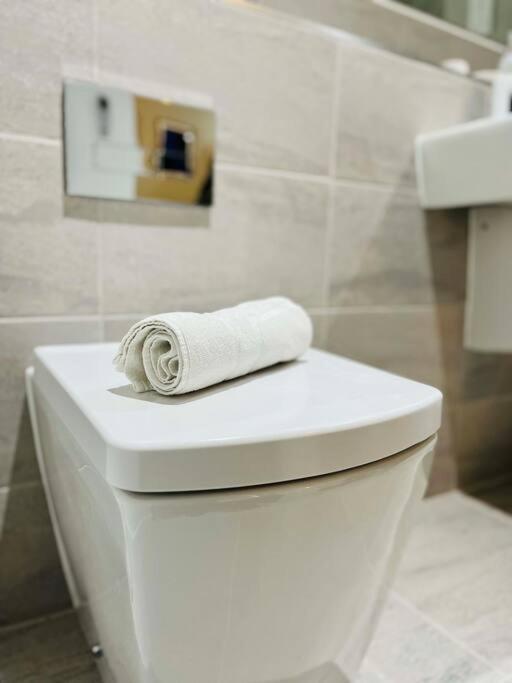 Lovely Studio Apartment With Free Parking Included! Manchester Luaran gambar