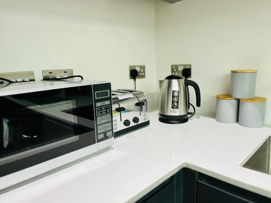Lovely Studio Apartment With Free Parking Included! Manchester Luaran gambar