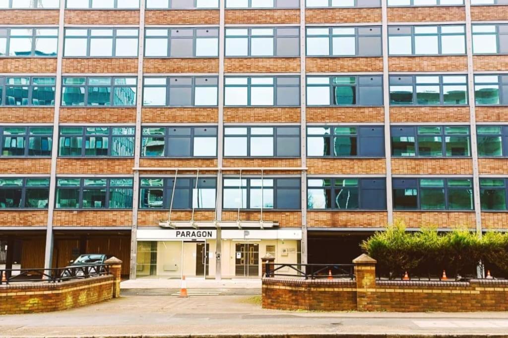 Lovely Studio Apartment With Free Parking Included! Manchester Luaran gambar