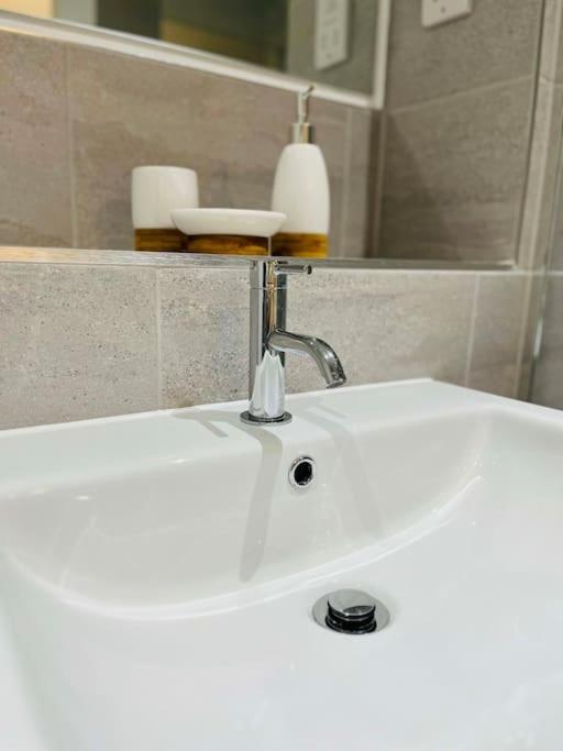 Lovely Studio Apartment With Free Parking Included! Manchester Luaran gambar